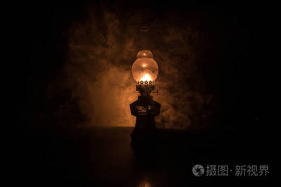 油灯之光 照亮黑暗的照明设备